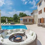 San Lorenzo Villa *